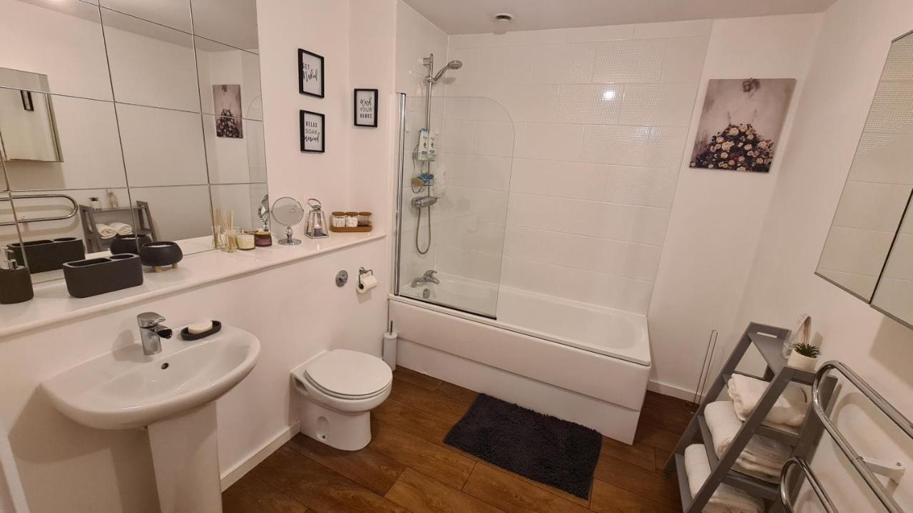 Luxury 2 Bed Apt With Free Wi-Fi & Parking Manchester Buitenkant foto