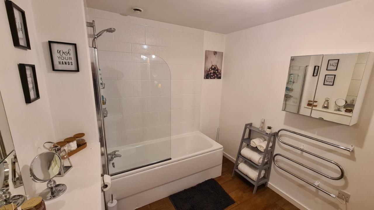Luxury 2 Bed Apt With Free Wi-Fi & Parking Manchester Buitenkant foto